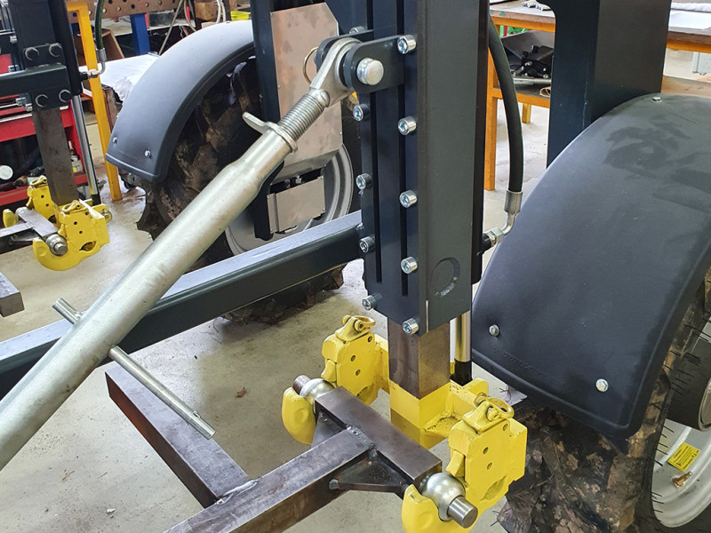 Portes-outils avec attelage automatique pour tracteur vigneron